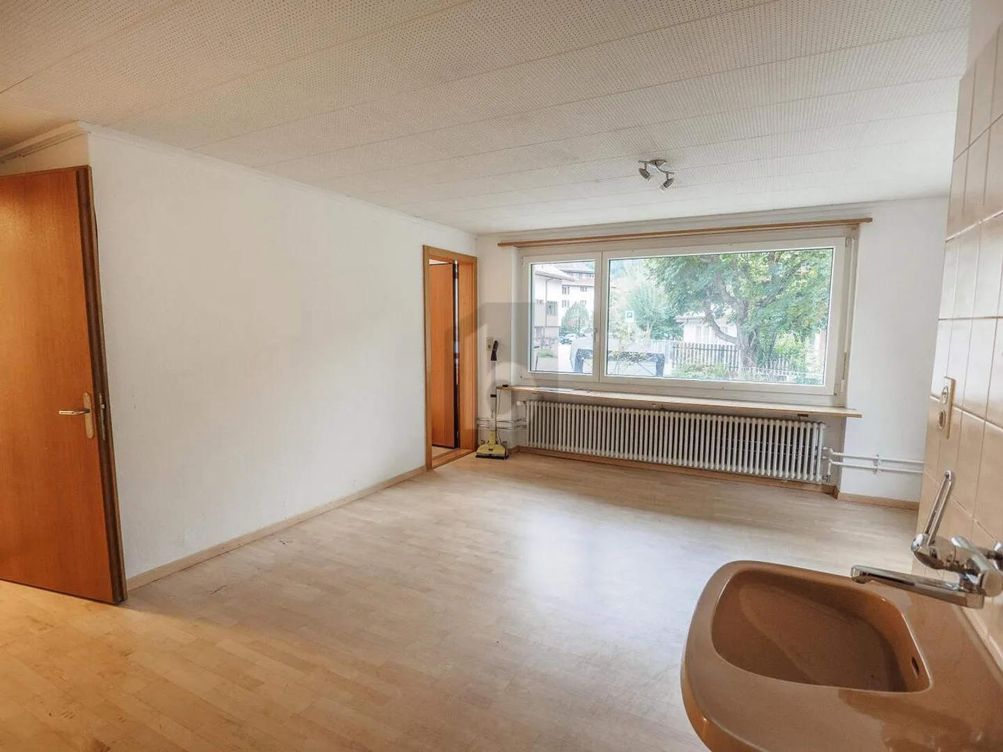 VERSATILE AND CENTRALLY LOCATED - Photo 4 of 6