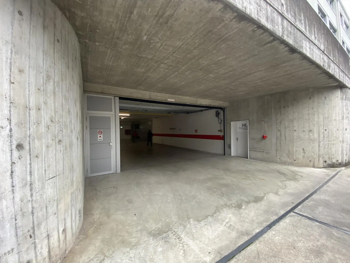 Magazzino 30m2 con accesso diretto e grande porta con ufficio 29m2 - Foto 3 di 4