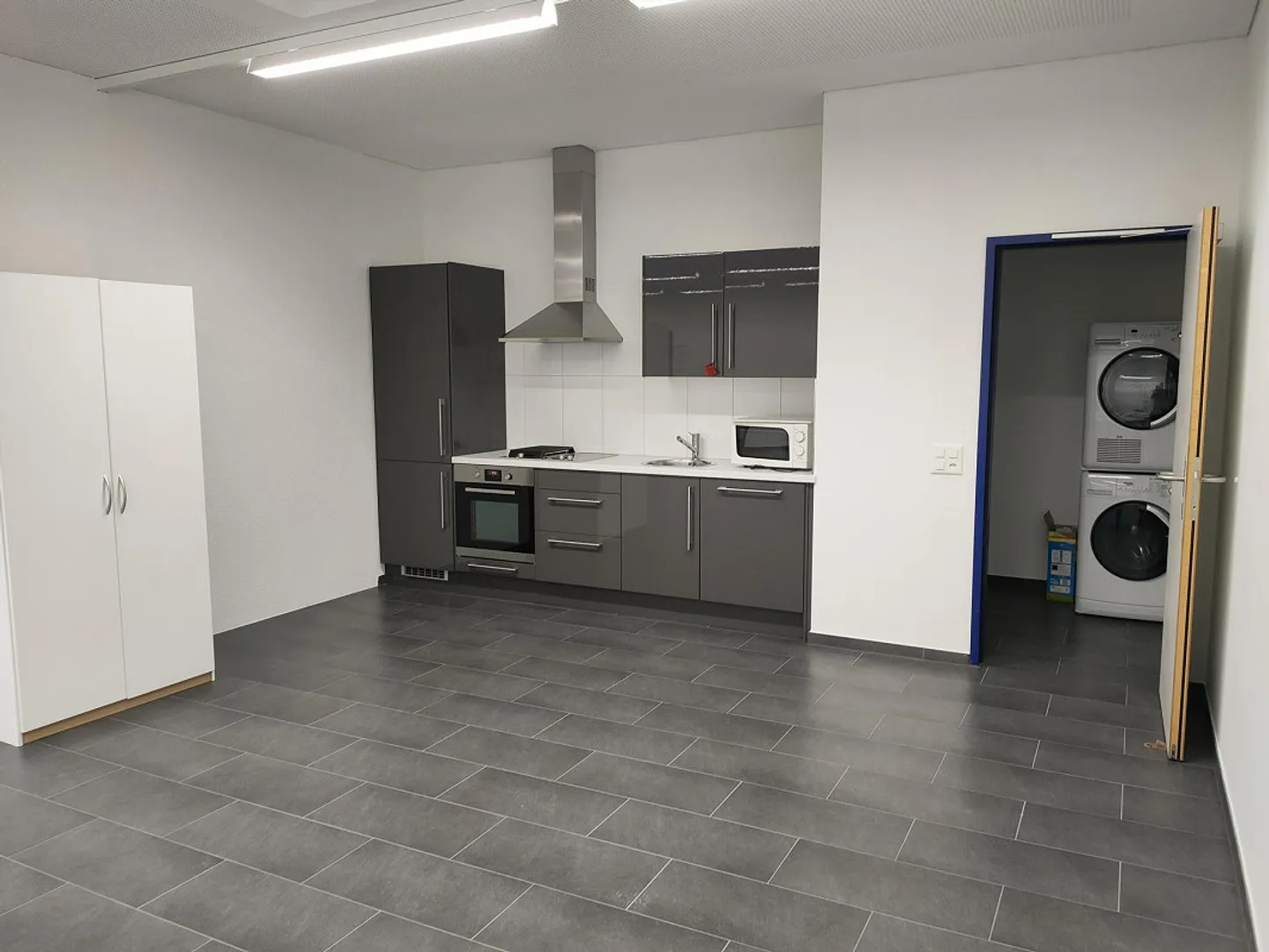 Grande ufficio moderno / spazio commerciale con cucina/doccia/WC - Foto 6 di 13