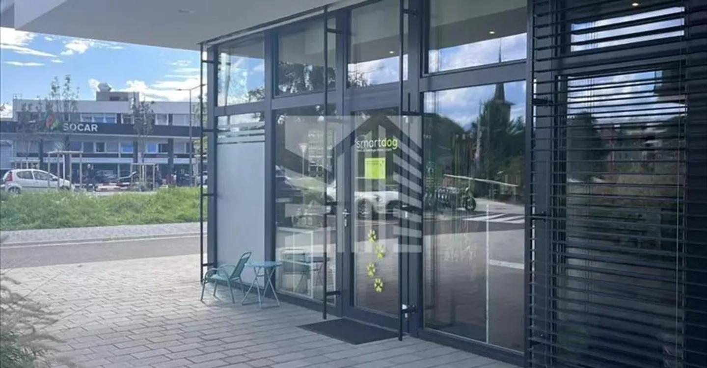 Mixed-use building for rent - Photo 1 of 3