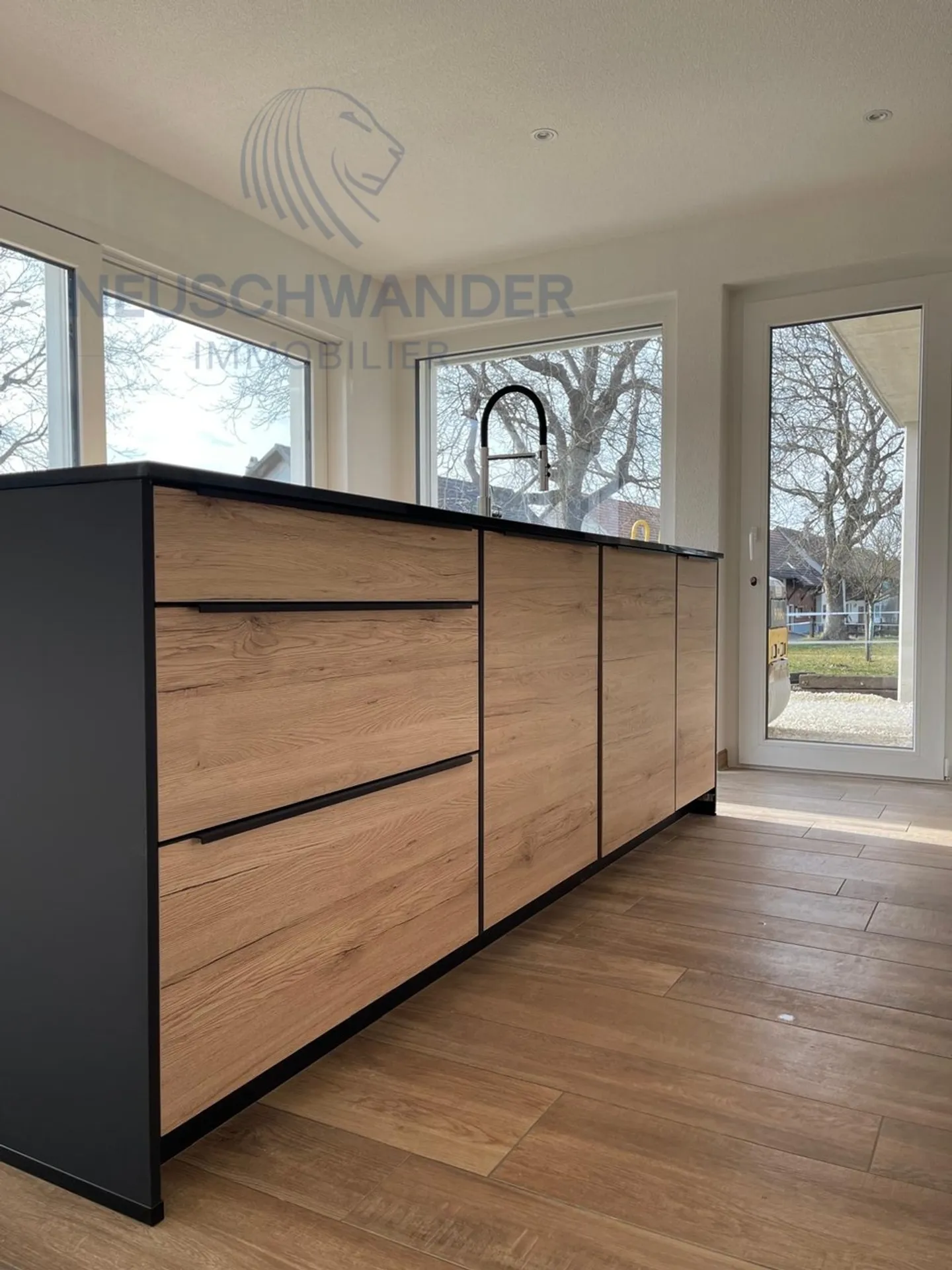 Ideally designed for a family with workshop and carport - Photo 5 of 31