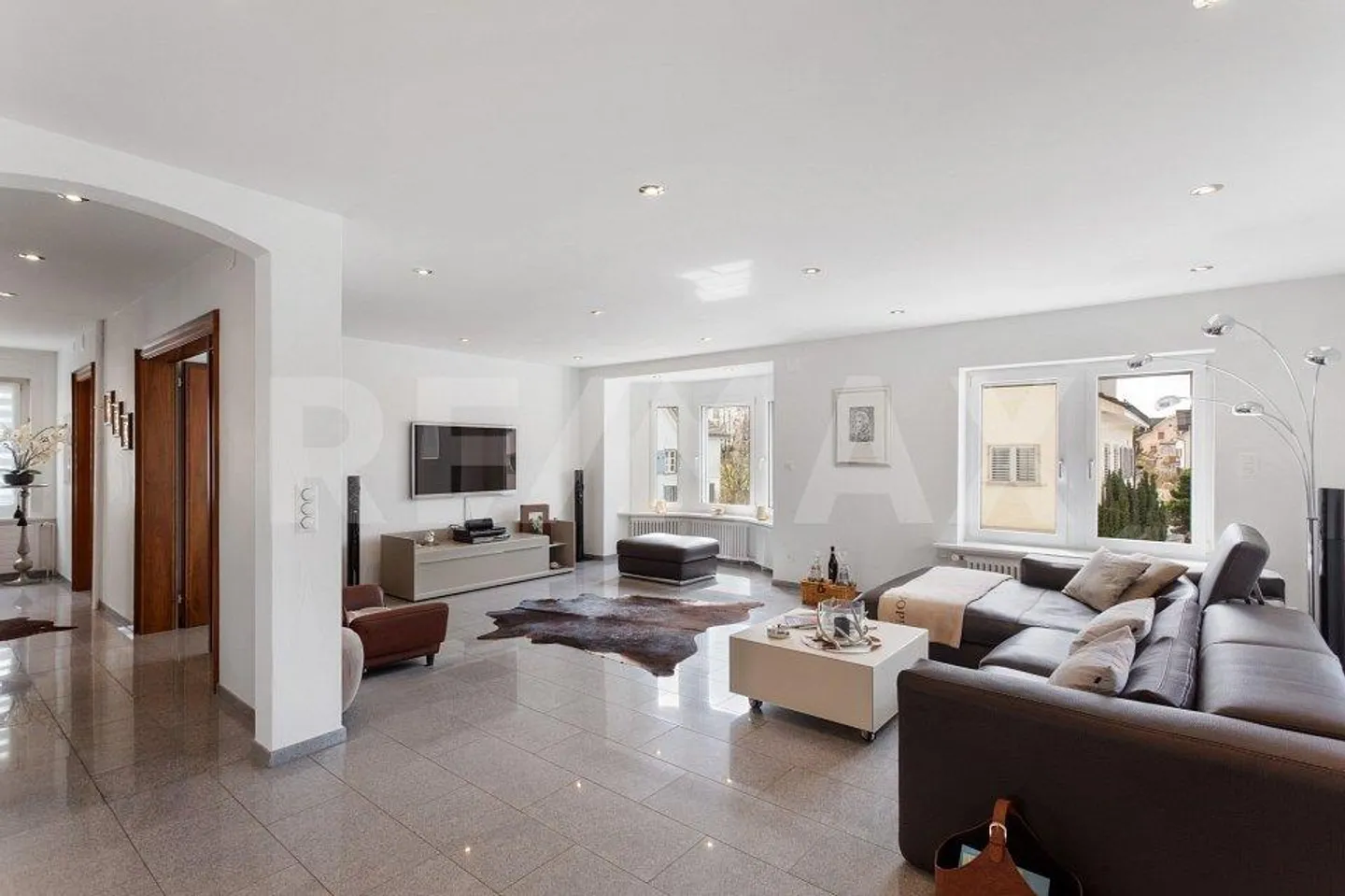 Stylish living with separate business (Dental practice rented) - Photo 6 of 13