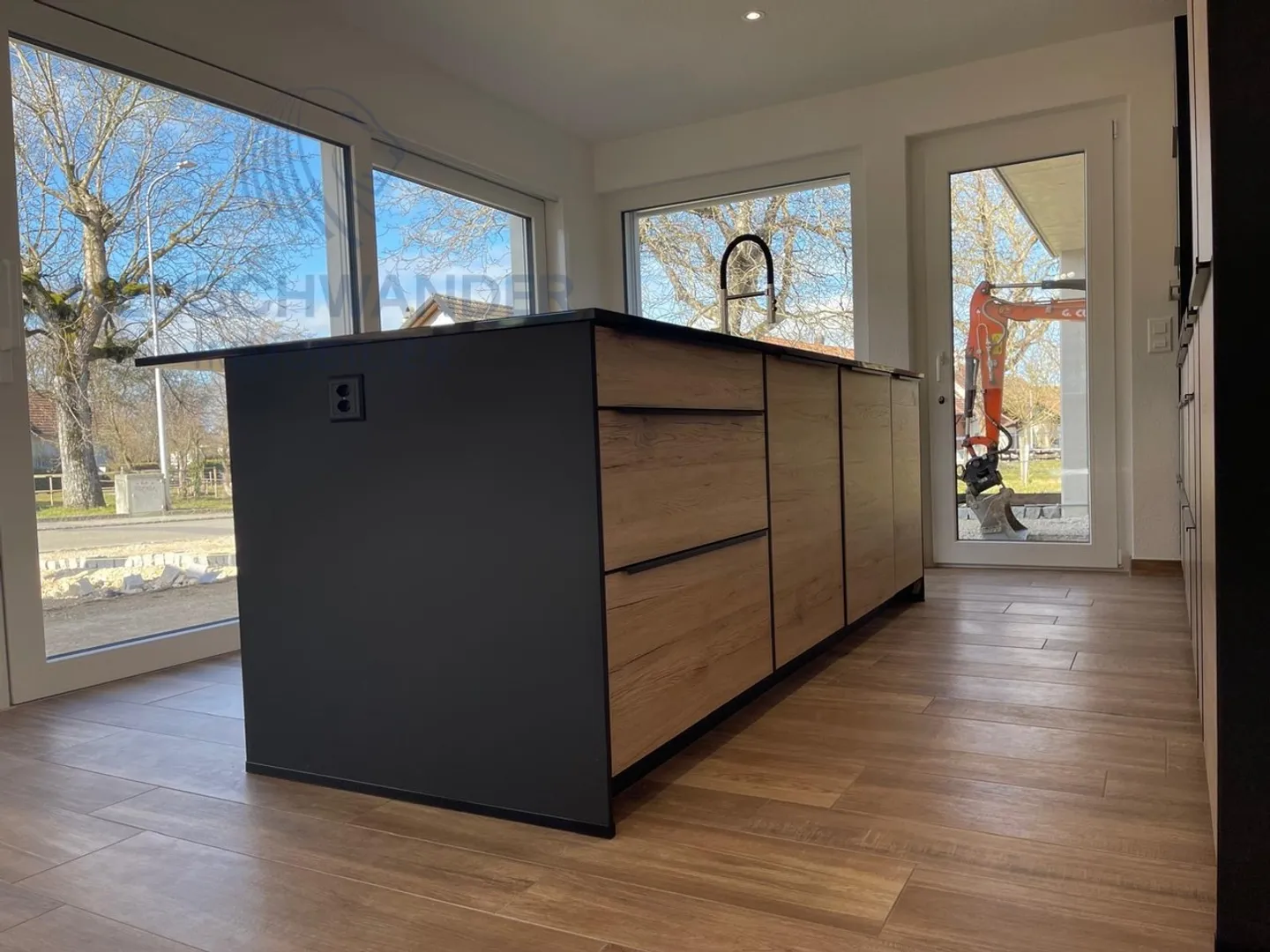 Ideally designed for a family with workshop and carport - Photo 7 of 31