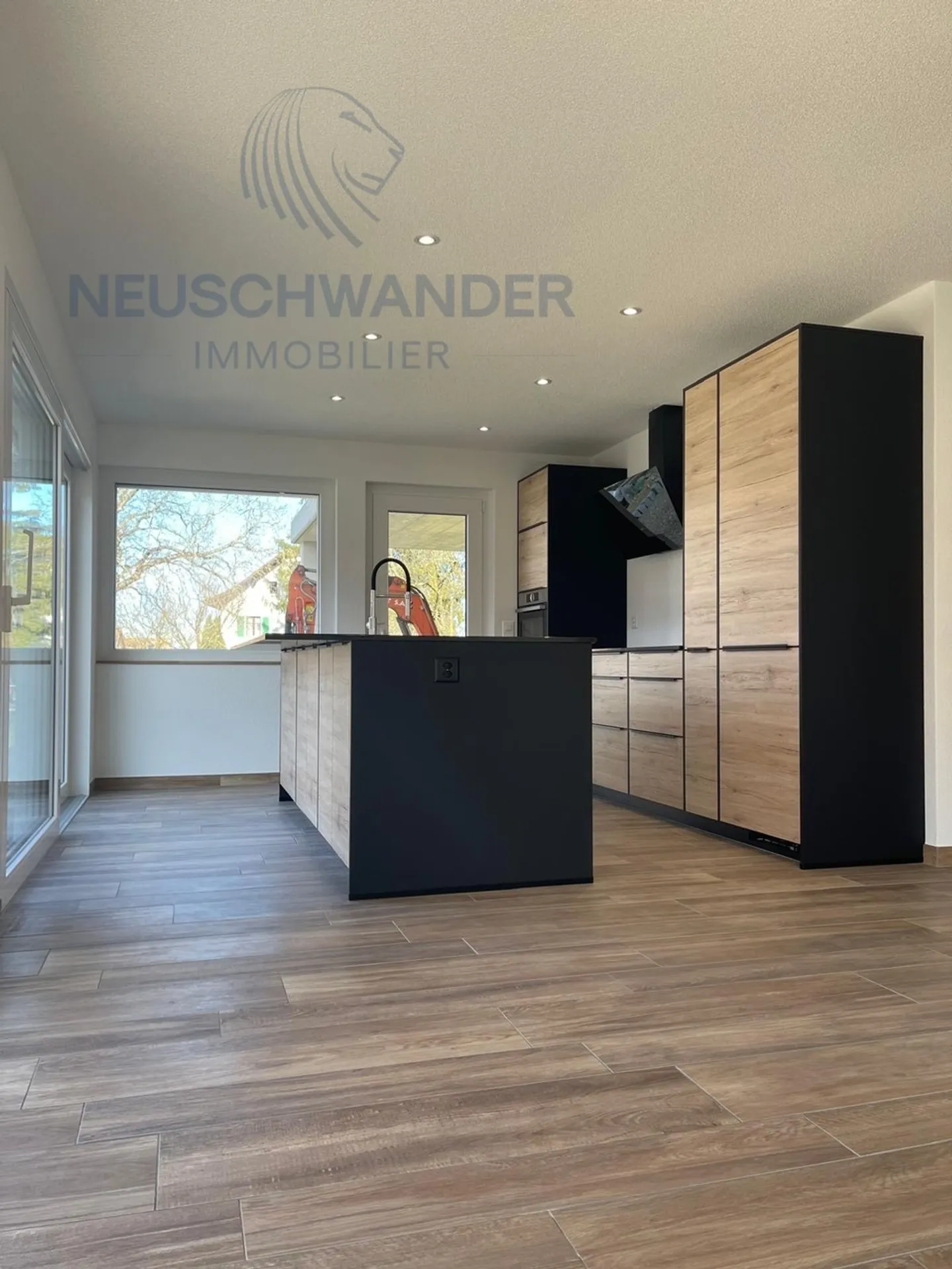 Ideally designed for a family with workshop and carport - Photo 8 of 31