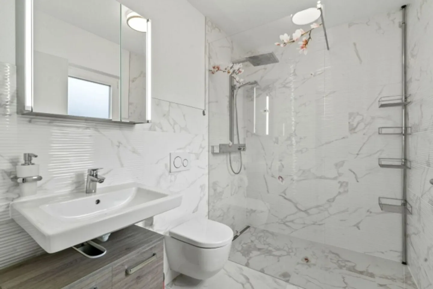 Single-family house with a separate apartment in a desirable elevated location - Photo 9 of 14