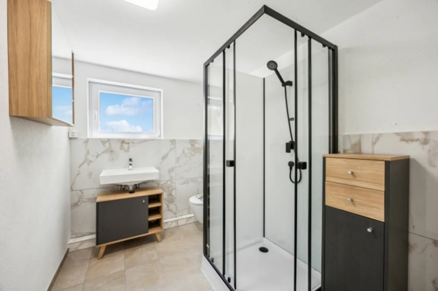 Single-family house with a separate apartment in a desirable elevated location - Photo 10 of 14