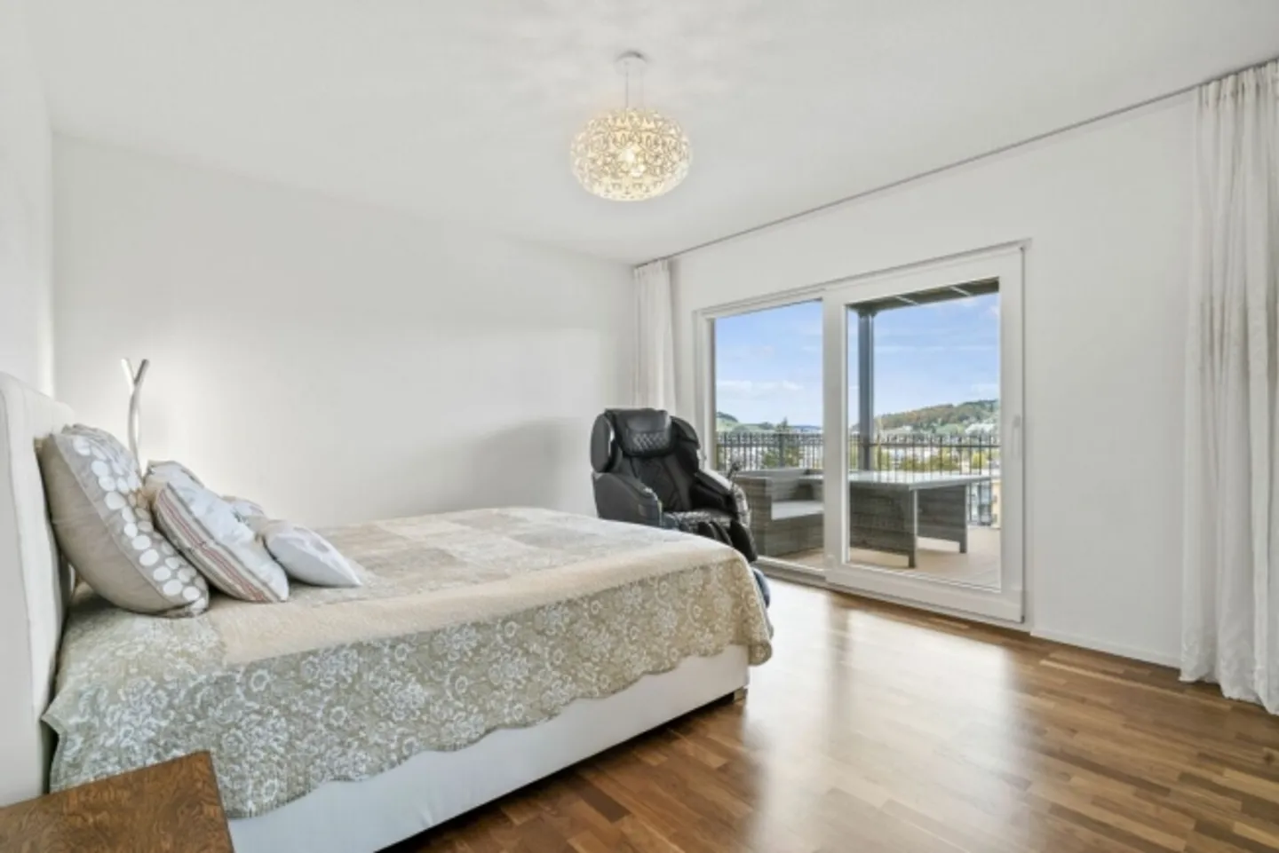 Single-family house with a separate apartment in a desirable elevated location - Photo 14 of 14