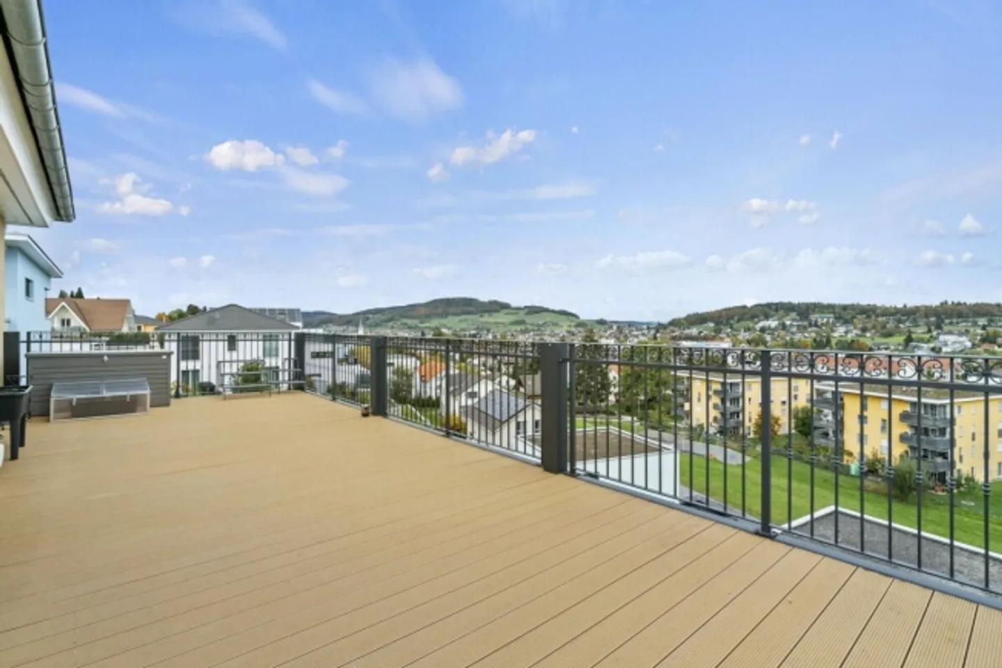 Single-family house with a separate apartment in a desirable elevated location - Photo 3 of 14