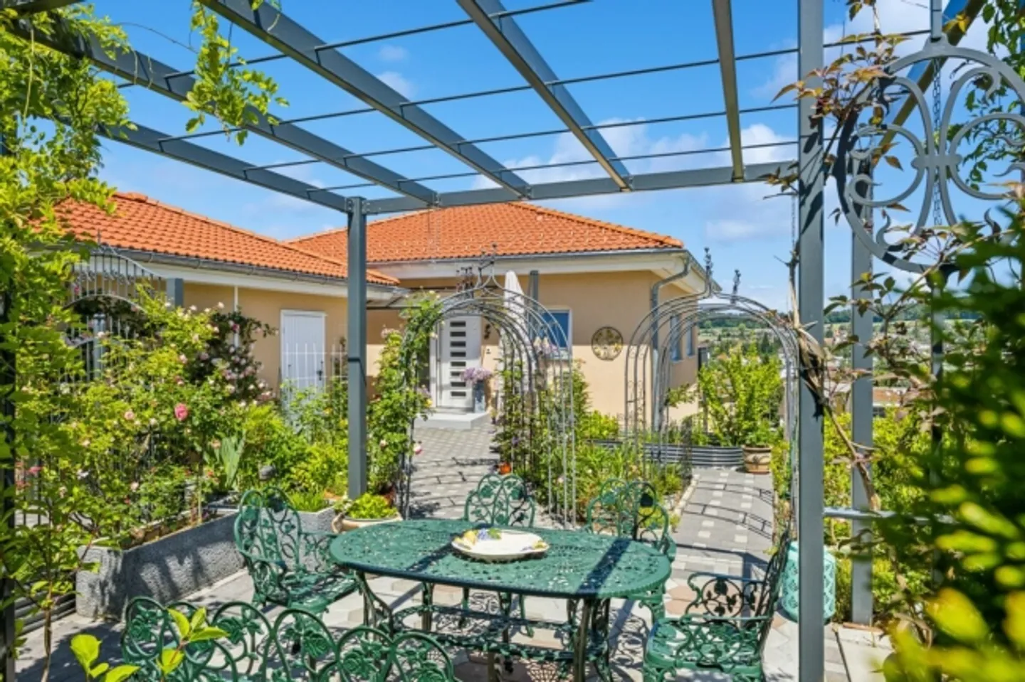 Single-family house with a separate apartment in a desirable elevated location - Photo 4 of 14