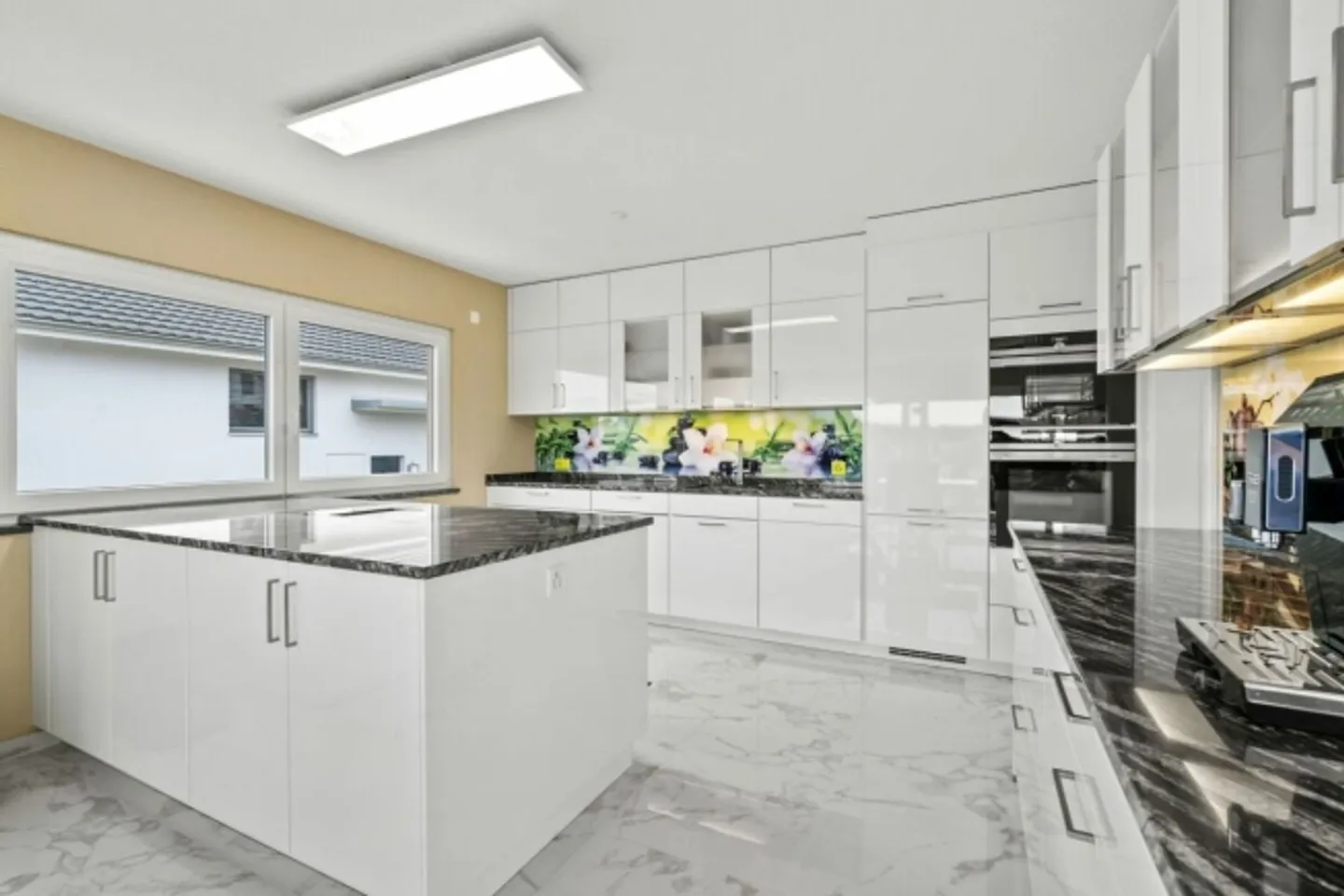 Single-family house with a separate apartment in a desirable elevated location - Photo 6 of 14