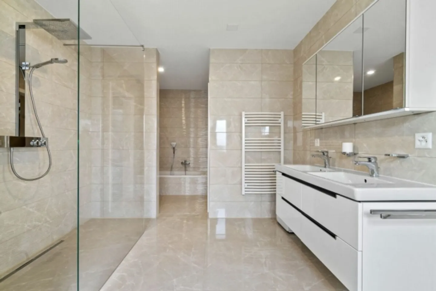 Single-family house with a separate apartment in a desirable elevated location - Photo 8 of 14