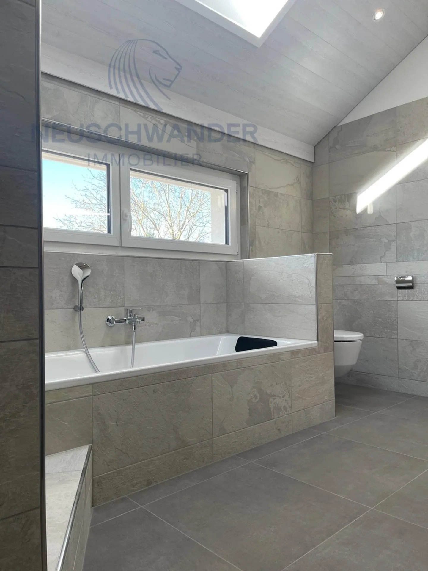 Ideally designed for a family with workshop and carport - Photo 14 of 31