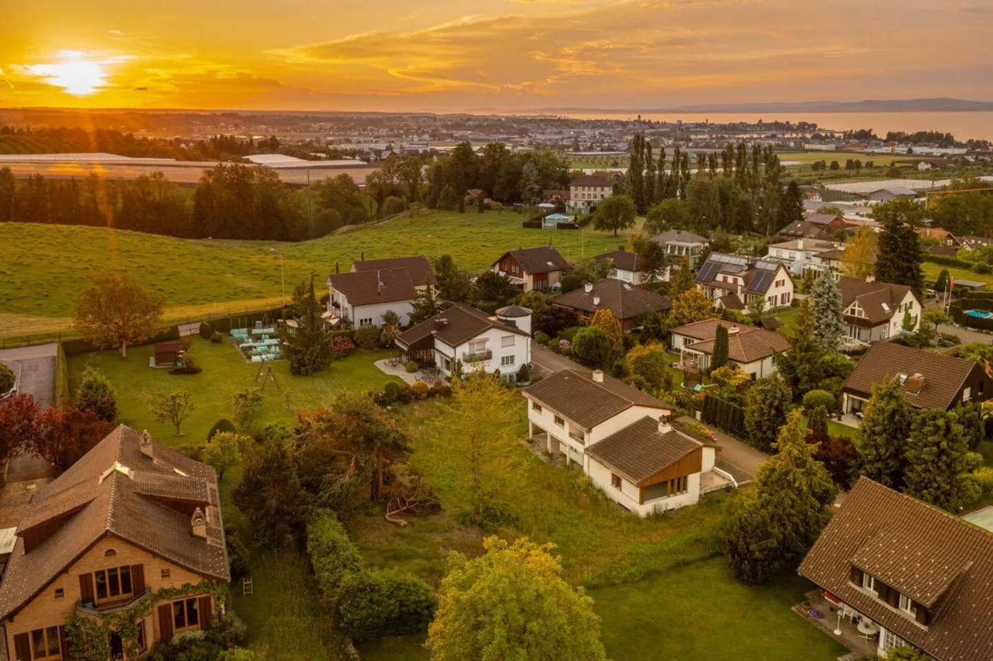 Einzigartiges Grundstück mit perfekter Geometrie, Seesicht und ebener Südwestausrichtung - Foto 1 von 8