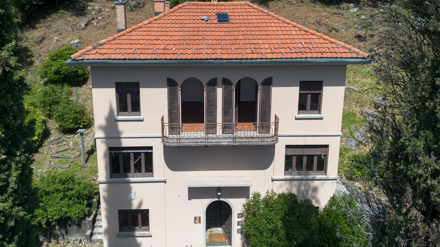 Villa d’epoca con possibilità edificatoria ad Arzo - Foto 1 di 7