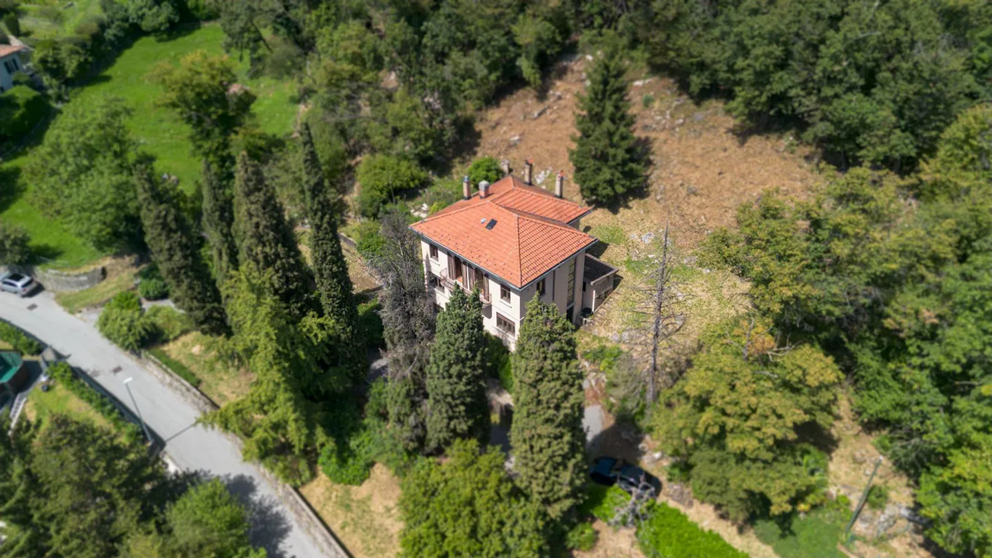 Villa d’epoca con possibilità edificatoria ad Arzo - Foto 4 di 7