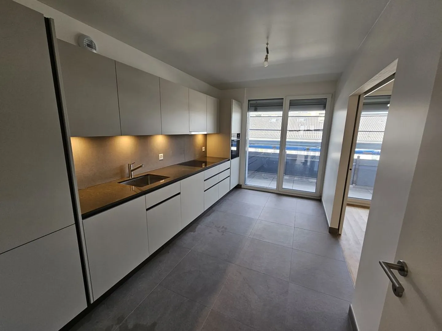 Appartement 6 pièces, entièrement neuf, avec 3 balcons, situé au 7ème étage. - Photo 3 sur 6