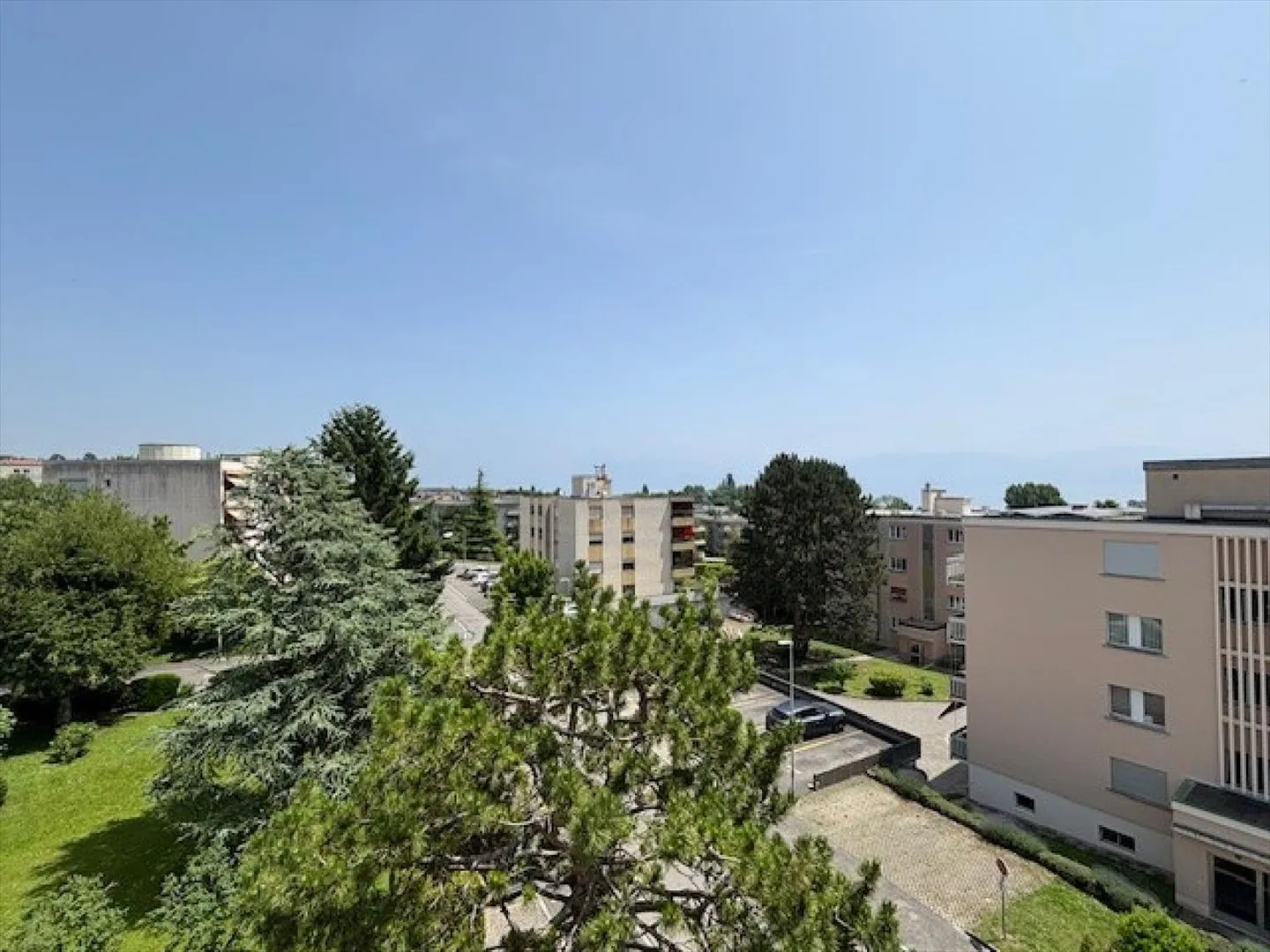 4.5 Room Apartment in Mont-sur-Rolle - Photo 2 of 13