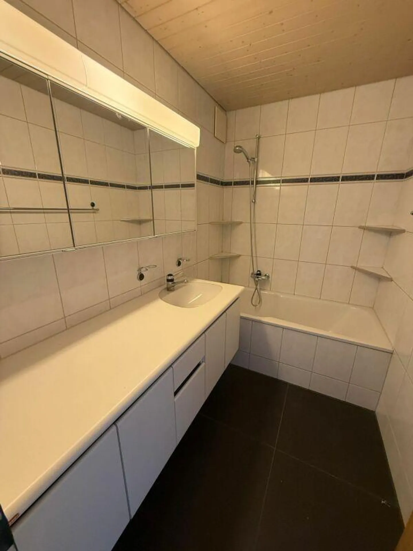 4.5 Room Apartment, with sunny balcony waiting for new life. - Photo 3 of 7
