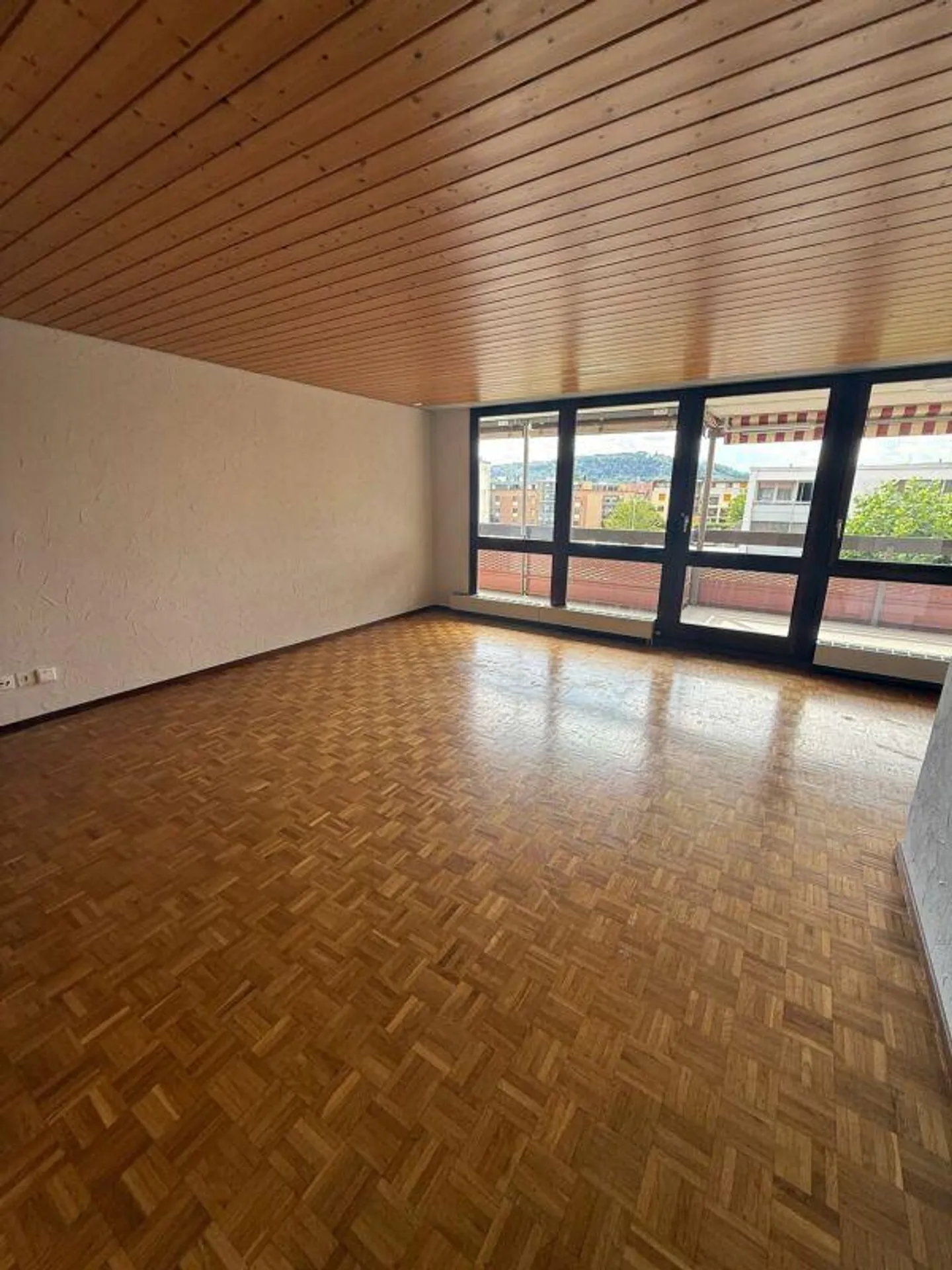 4.5 Room Apartment, with sunny balcony waiting for new life. - Photo 4 of 7