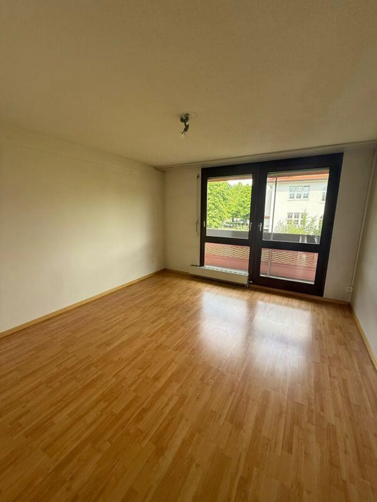 4.5 Room Apartment, with sunny balcony waiting for new life. - Photo 5 of 7