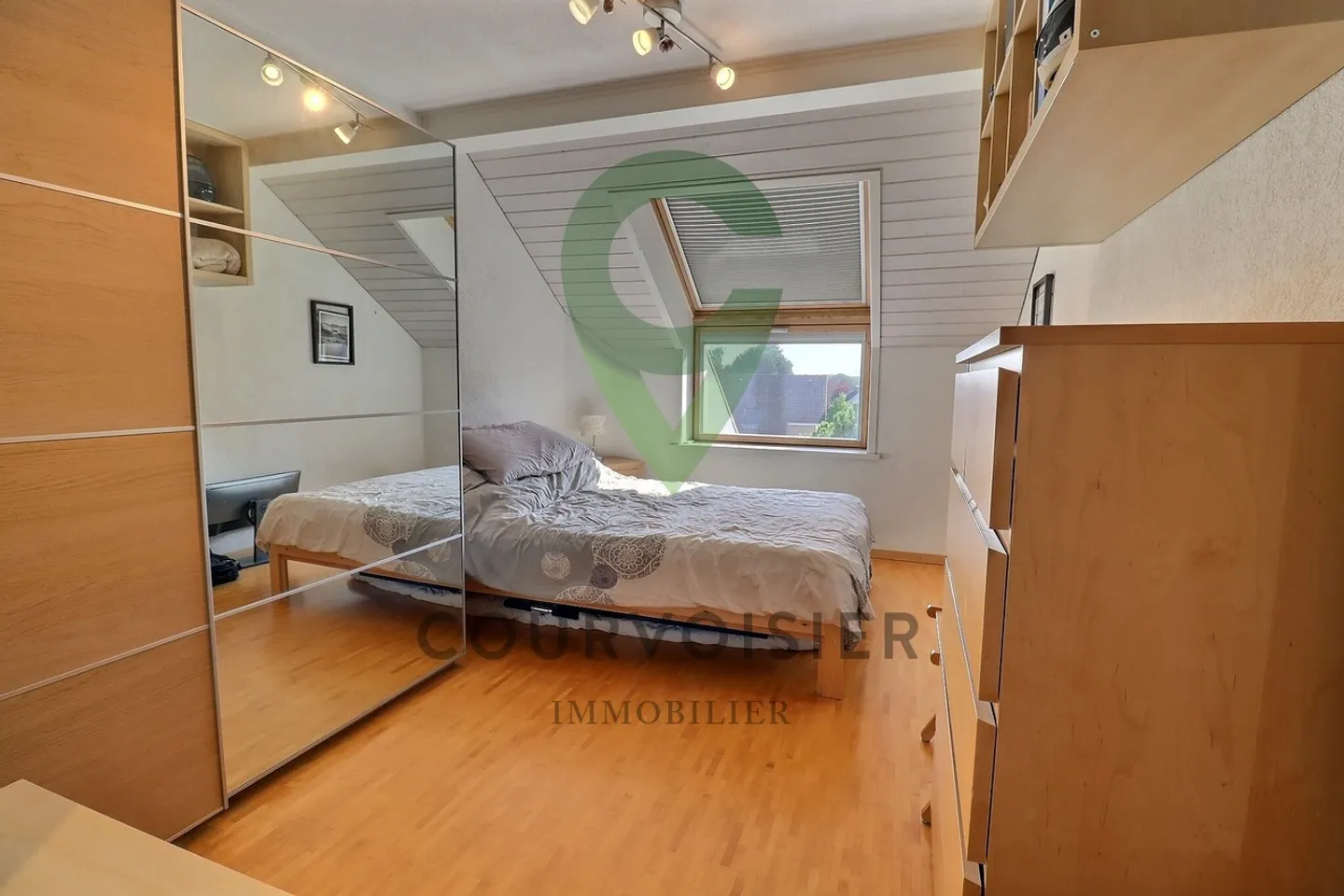 DUPLEX SPAZIOSO DI 4,5 LOCALI VICINO A GINEVRA IN UN CONTESTO VERDE - Foto 8 di 13