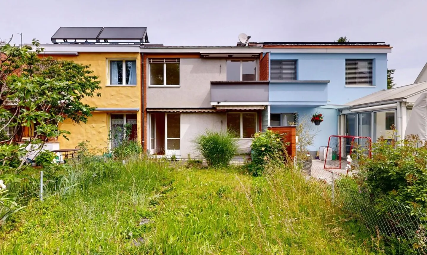 Terraced House with Garden and Modernization Potential in Reinach - Photo 2 of 11