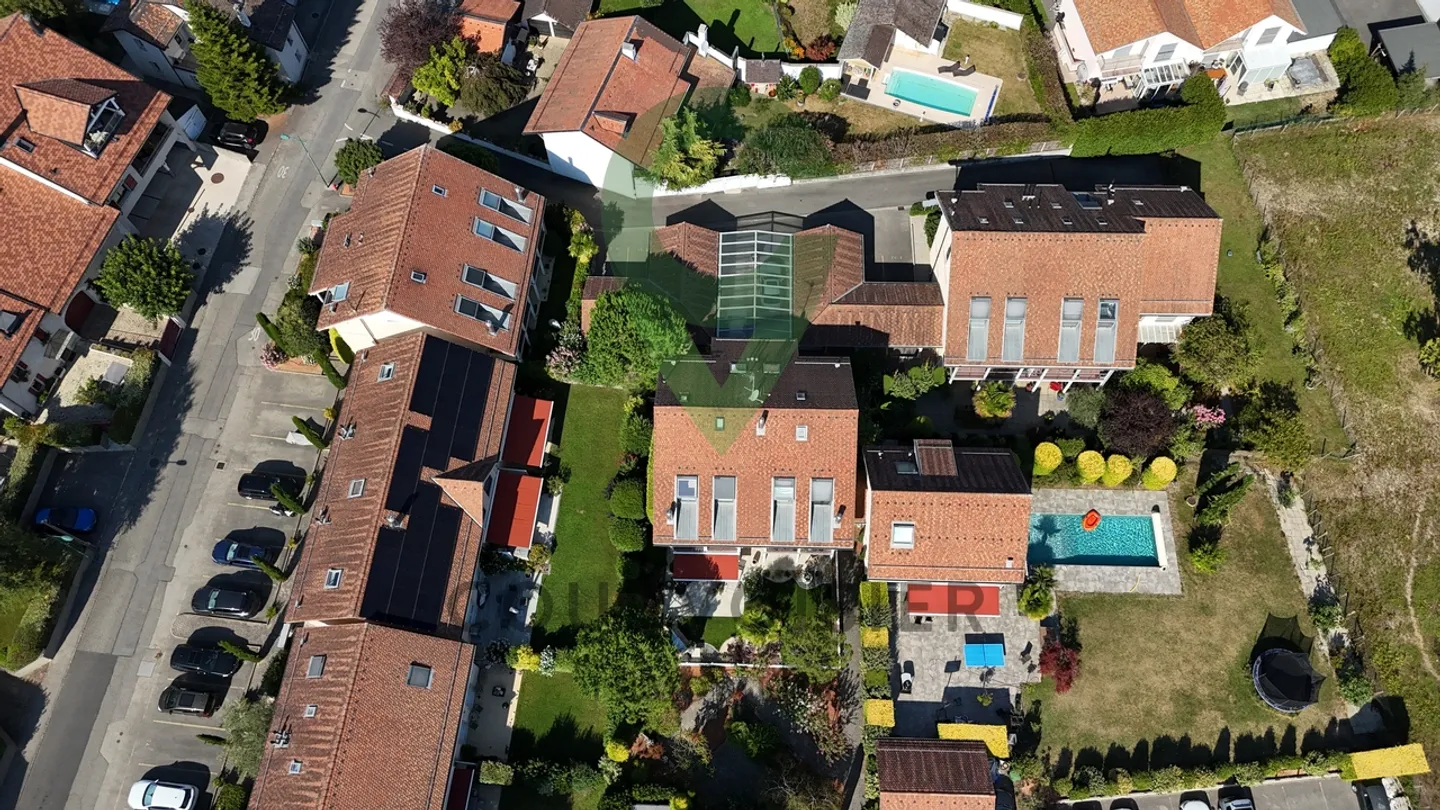 DUPLEX SPAZIOSO DI 4,5 LOCALI VICINO A GINEVRA IN UN CONTESTO VERDE - Foto 13 di 13