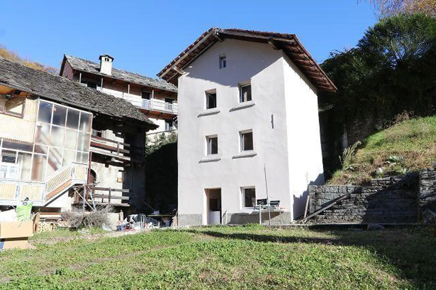 «vier Dorfhäuser mit grossem Umschwung / quattro case nel nucleo con grande giardino» - Foto 4 di 54