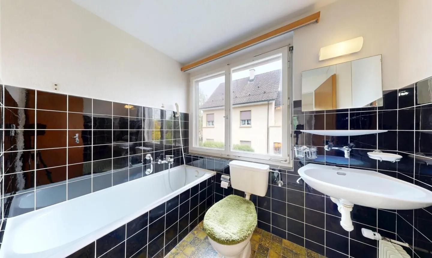 Terraced House with Garden and Modernization Potential in Reinach - Photo 8 of 11