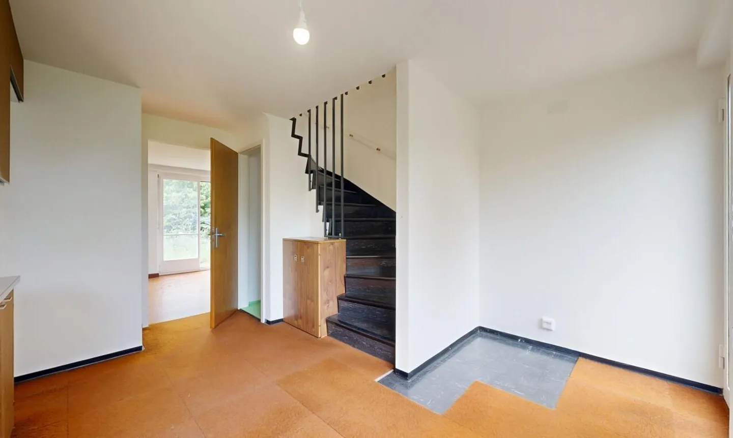 Terraced House with Garden and Modernization Potential in Reinach - Photo 5 of 11