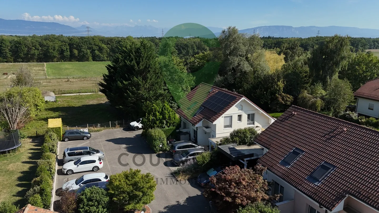 DUPLEX SPAZIOSO DI 4,5 LOCALI VICINO A GINEVRA IN UN CONTESTO VERDE - Foto 12 di 13