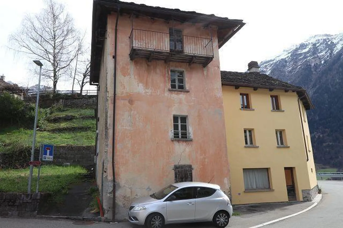 «vier Dorfhäuser mit grossem Umschwung / quattro case nel nucleo con grande giardino» - Foto 1 di 54