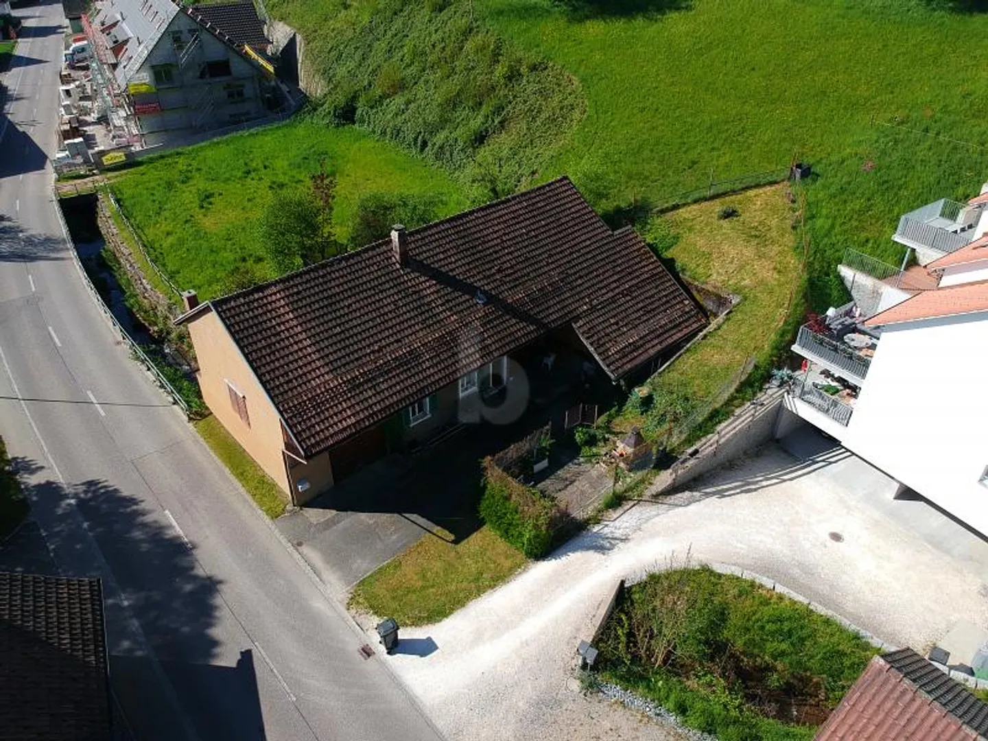 DANS UN EMPLACEMENT ENSOLEILLÉ PRÈS DU CENTRE DU VILLAGE - Photo 3 sur 5