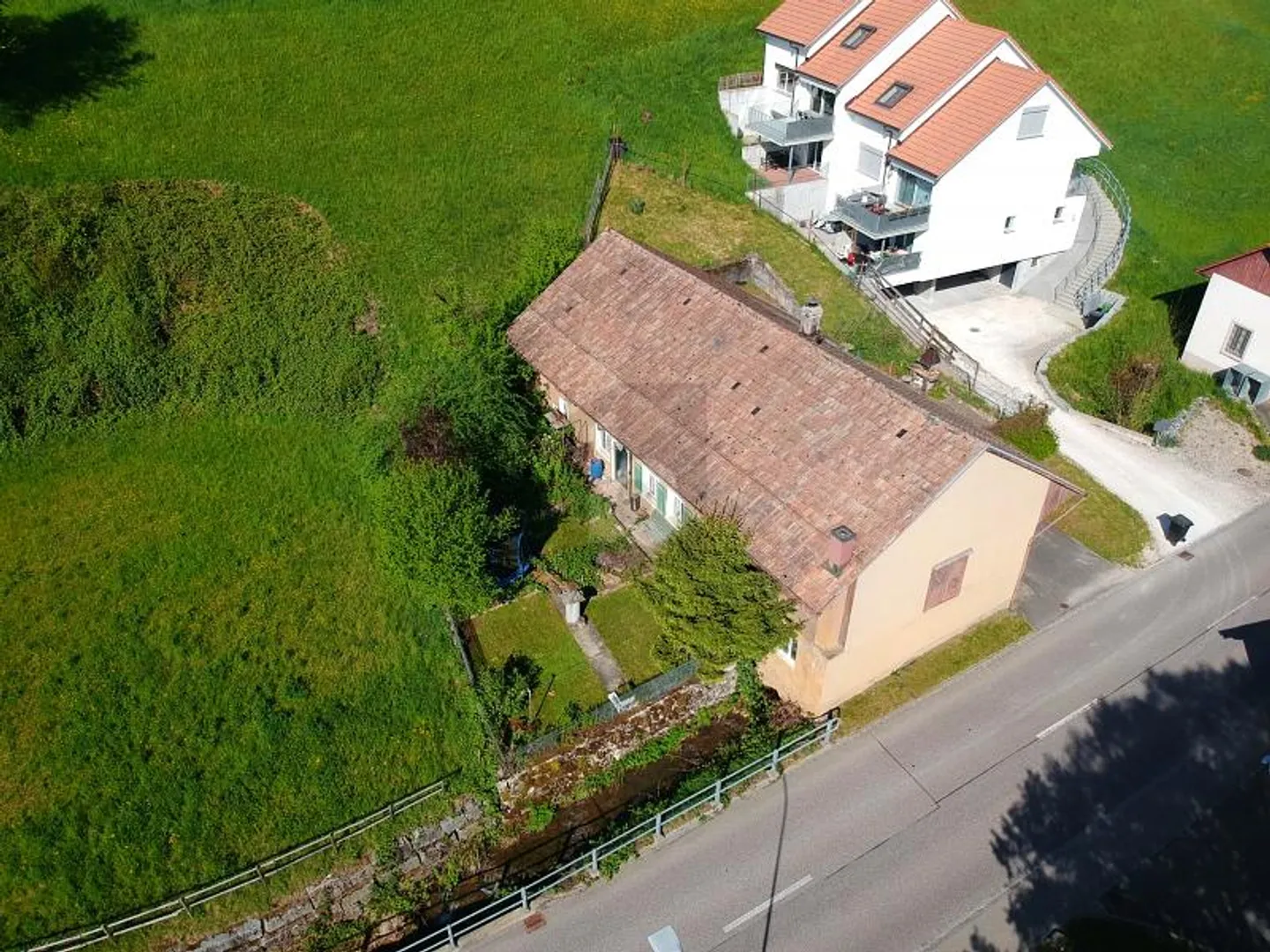 DANS UN EMPLACEMENT ENSOLEILLÉ PRÈS DU CENTRE DU VILLAGE - Photo 4 sur 5