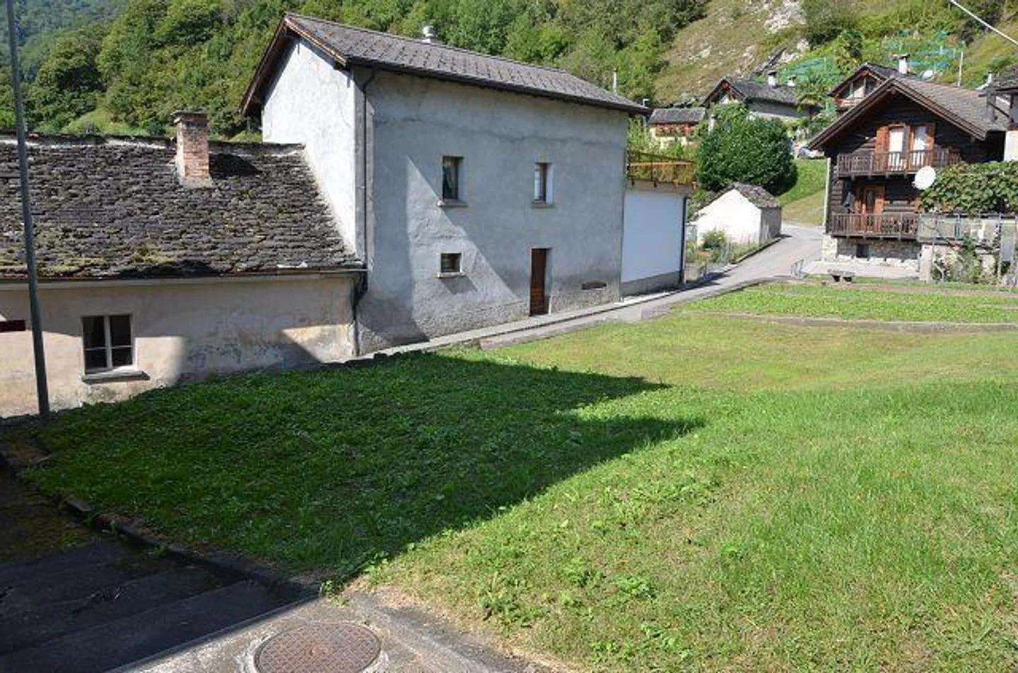 «vier Dorfhäuser mit grossem Umschwung / quattro case nel nucleo con grande giardino» - Foto 45 di 54