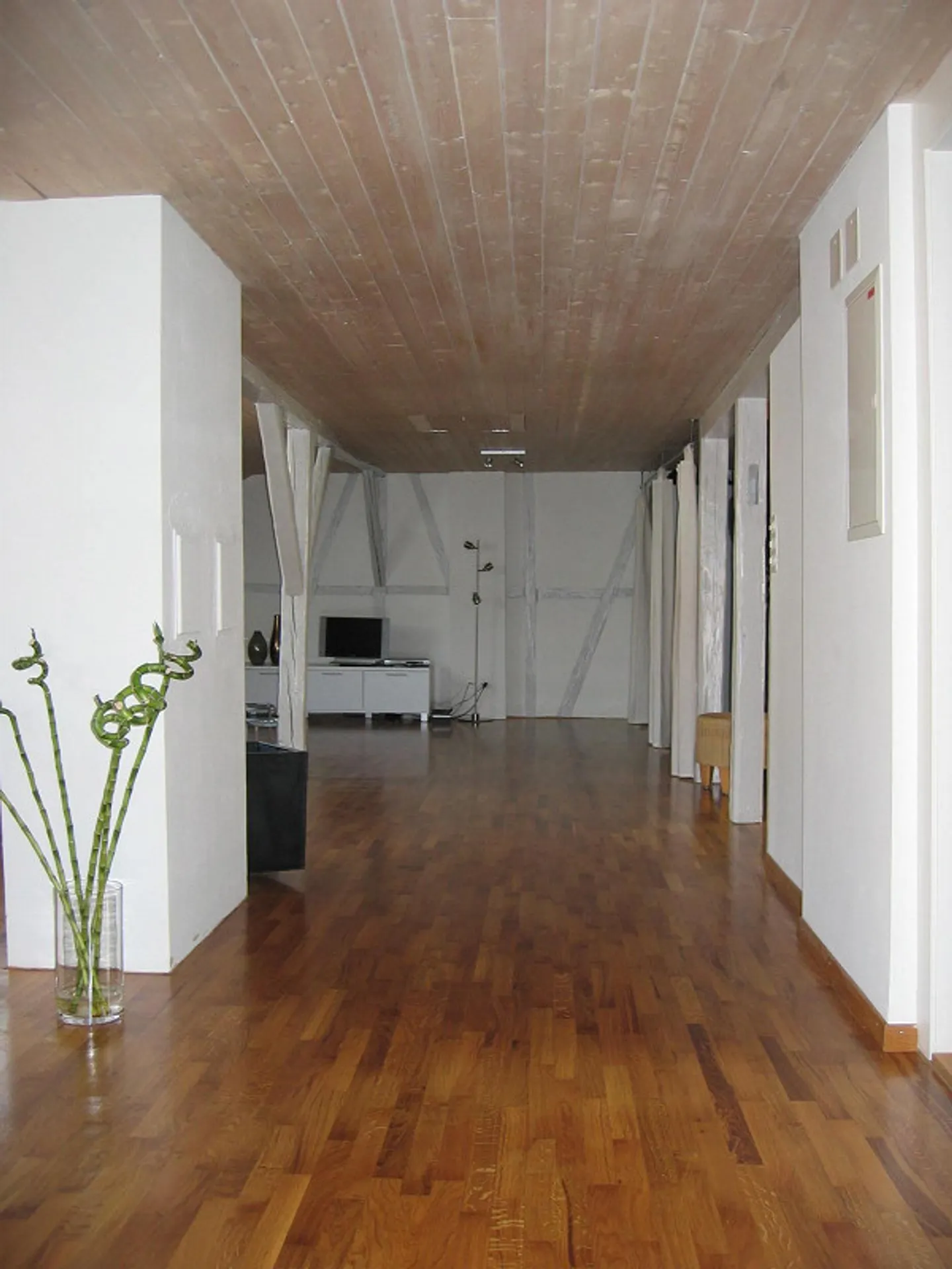 Charmante Dachwohnung mit Terrasse - Foto 3 von 19