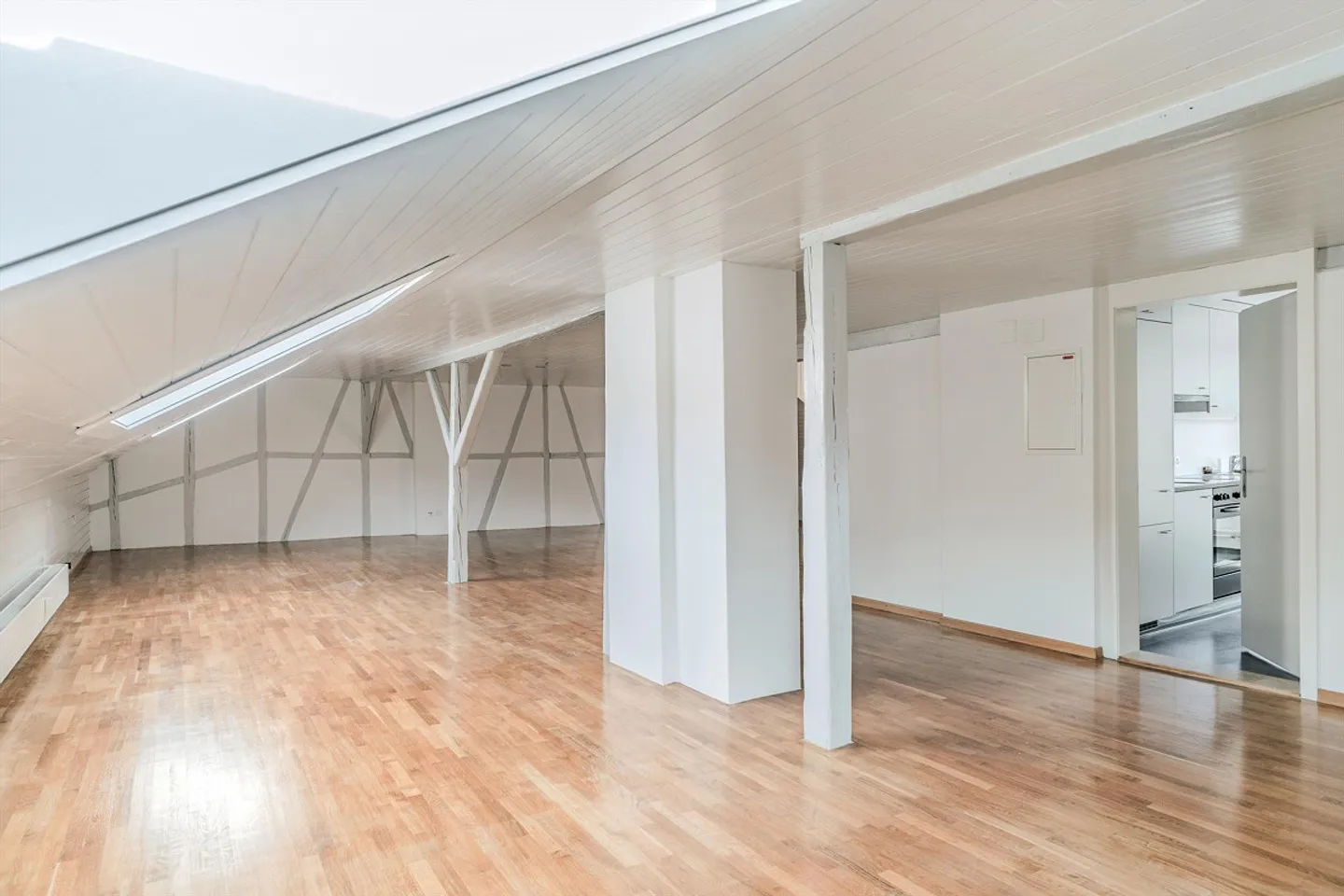 Charmante Dachwohnung mit Terrasse - Foto 4 von 19