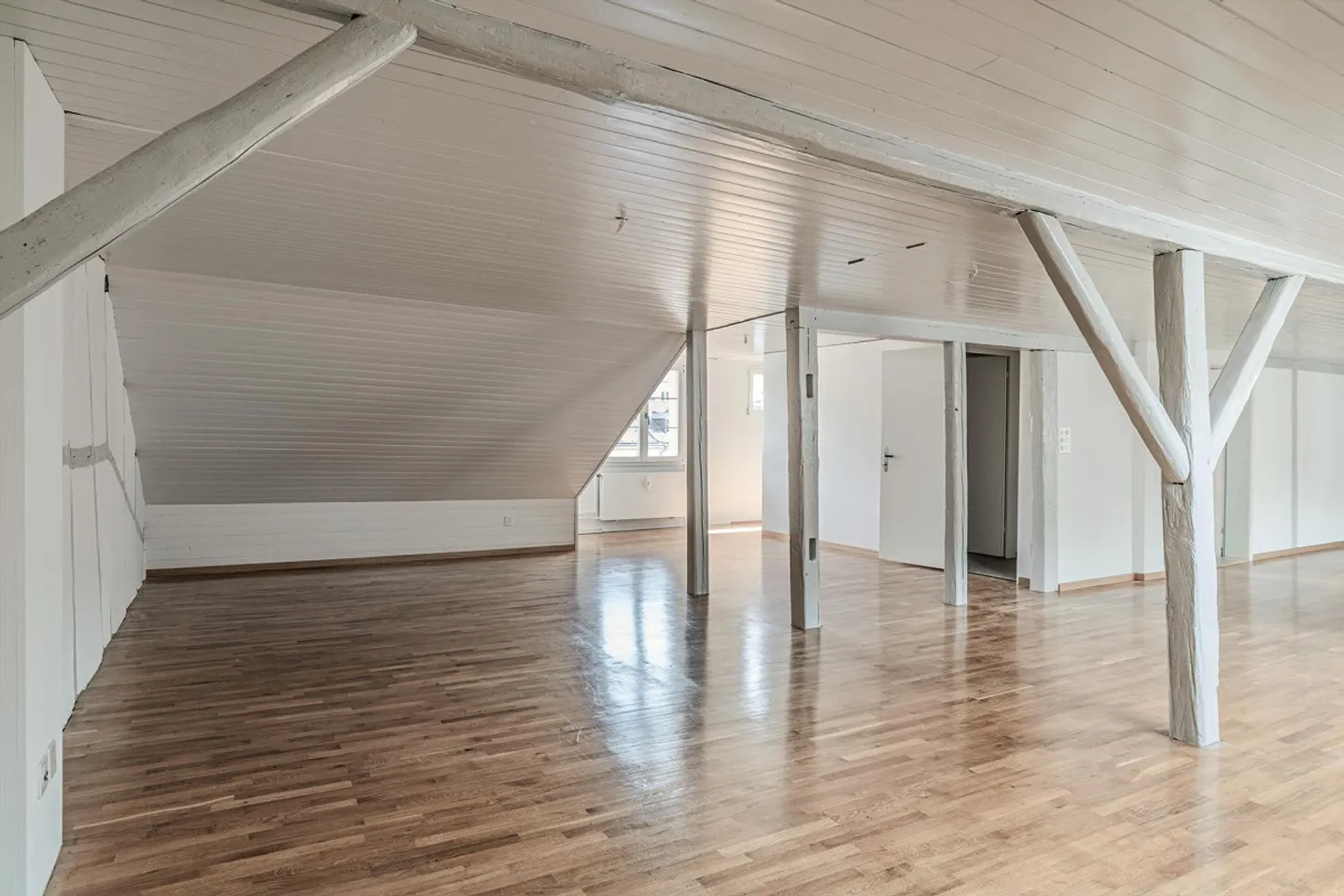 Charmante Dachwohnung mit Terrasse - Foto 6 von 19