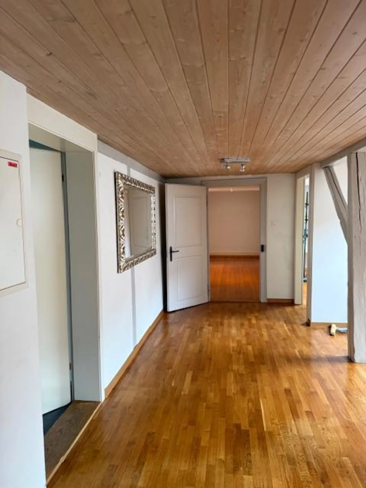 Charmante Dachwohnung mit Terrasse - Foto 7 von 19