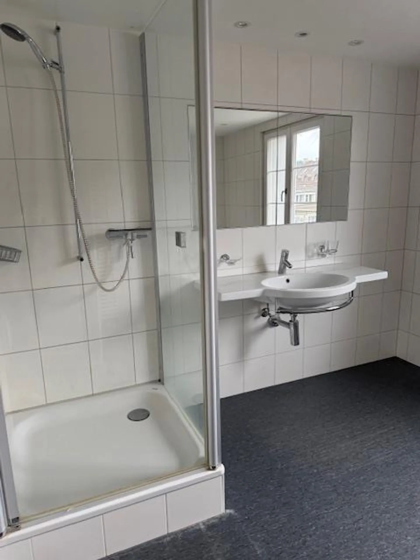 Charmante Dachwohnung mit Terrasse - Foto 14 von 19