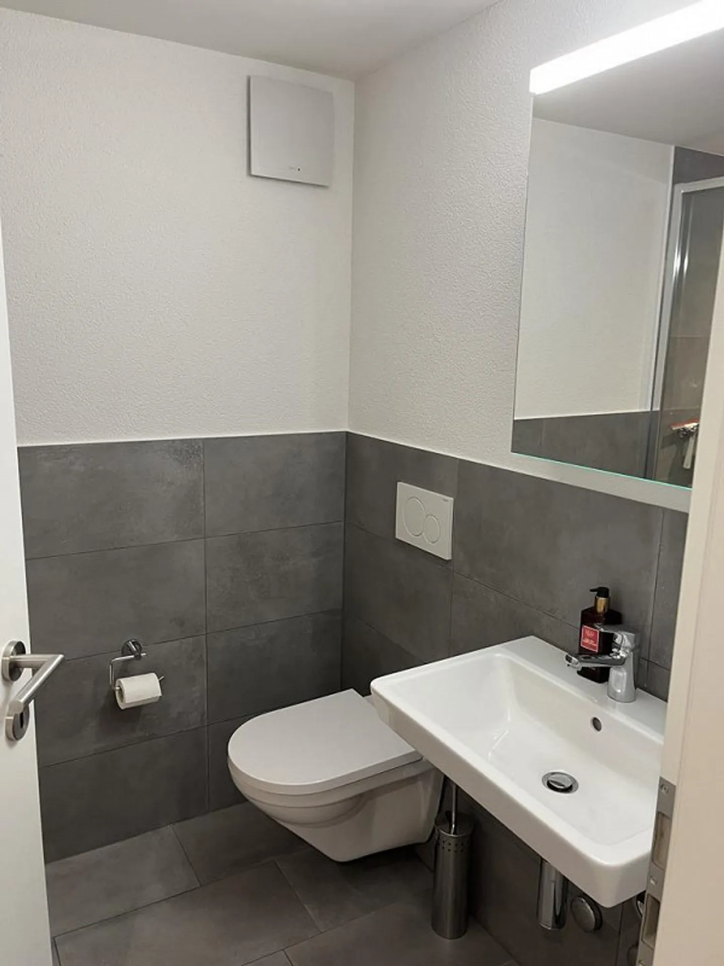 Modern home with style, recently renovated apartment in a central location - Photo 4 of 10
