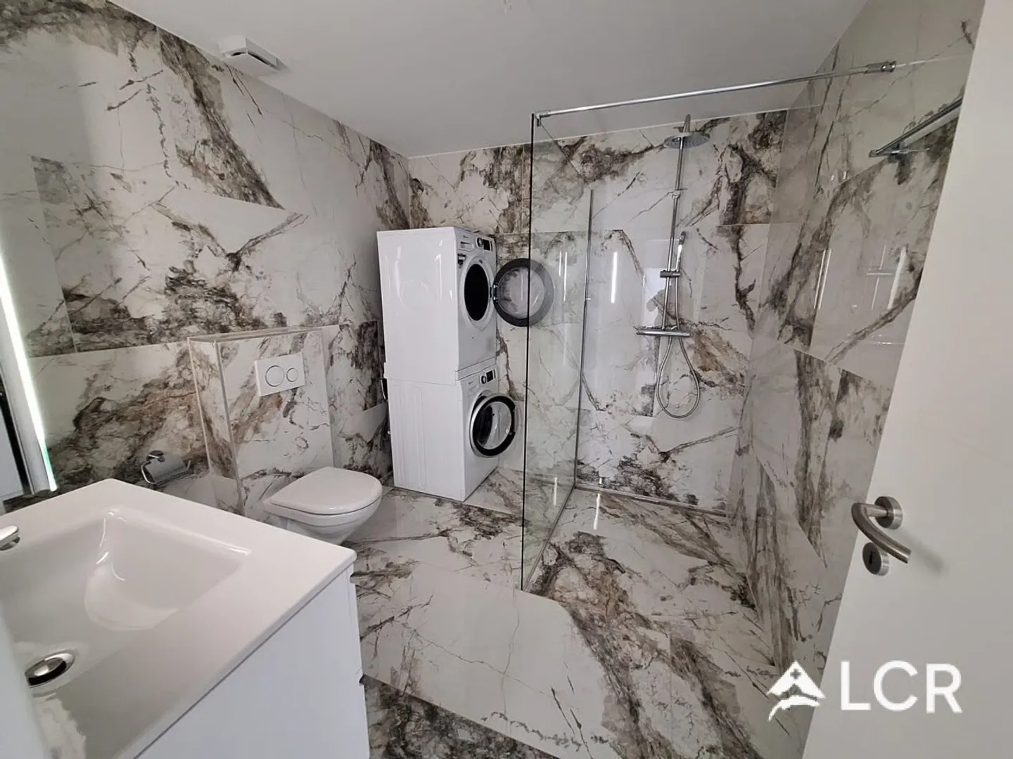 Magnifique appartement de 4.5P / 3 CHB / 2 SDB / 1 balcon / 2 places de parc - Photo 6 of 13