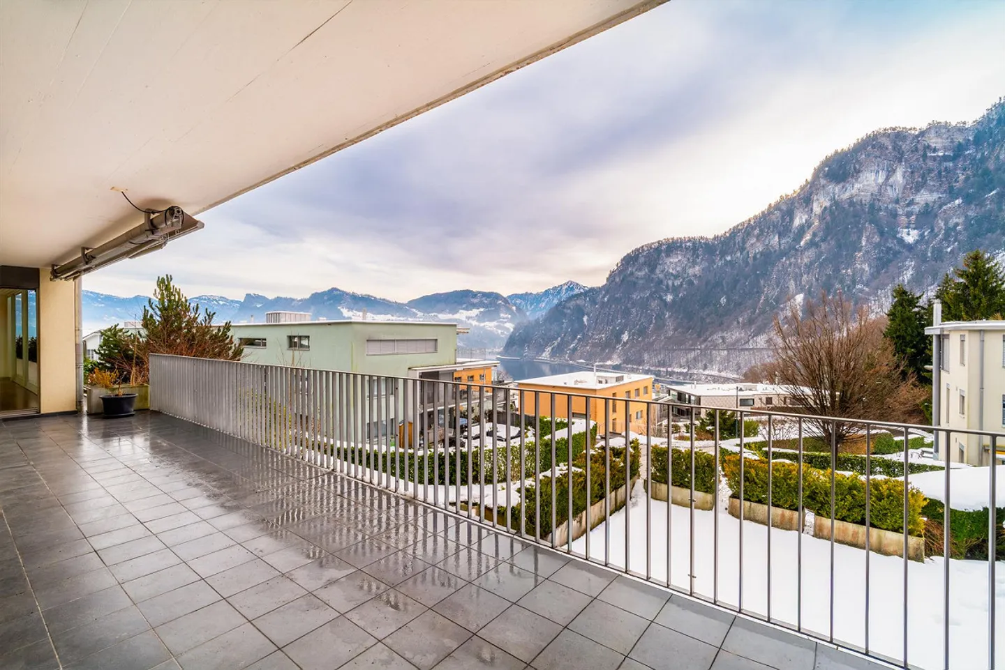 Grosszügige Wohnung mit Seeblick - Foto 1 von 10