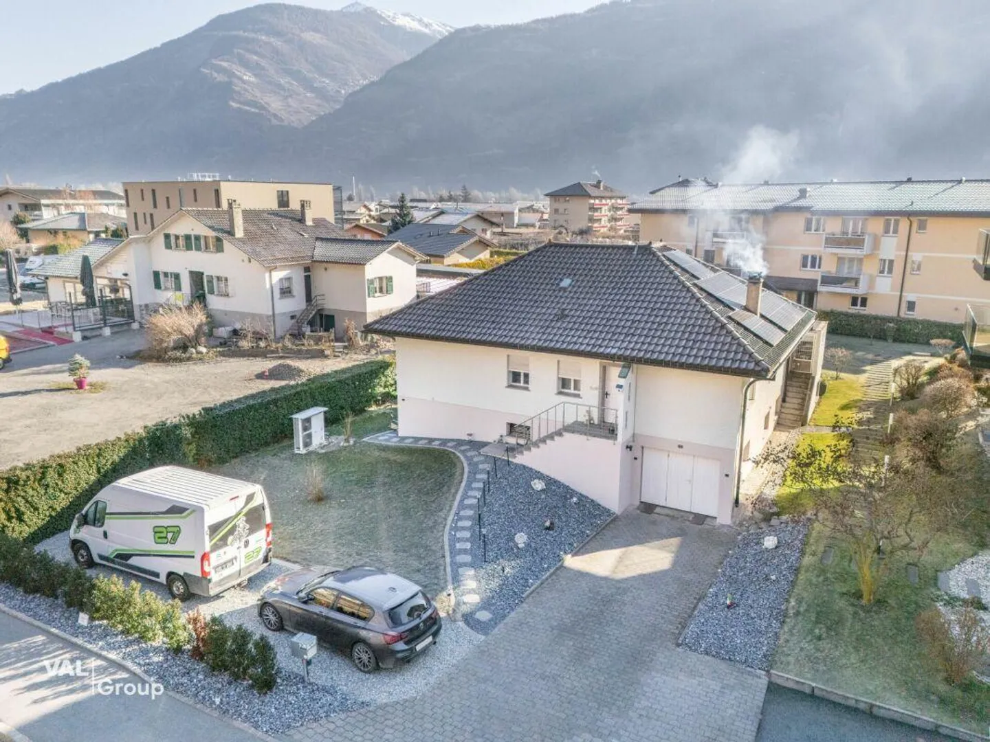 Magnifica villa con giardino, che offre una configurazione ideale per due unità - Foto 2 di 15