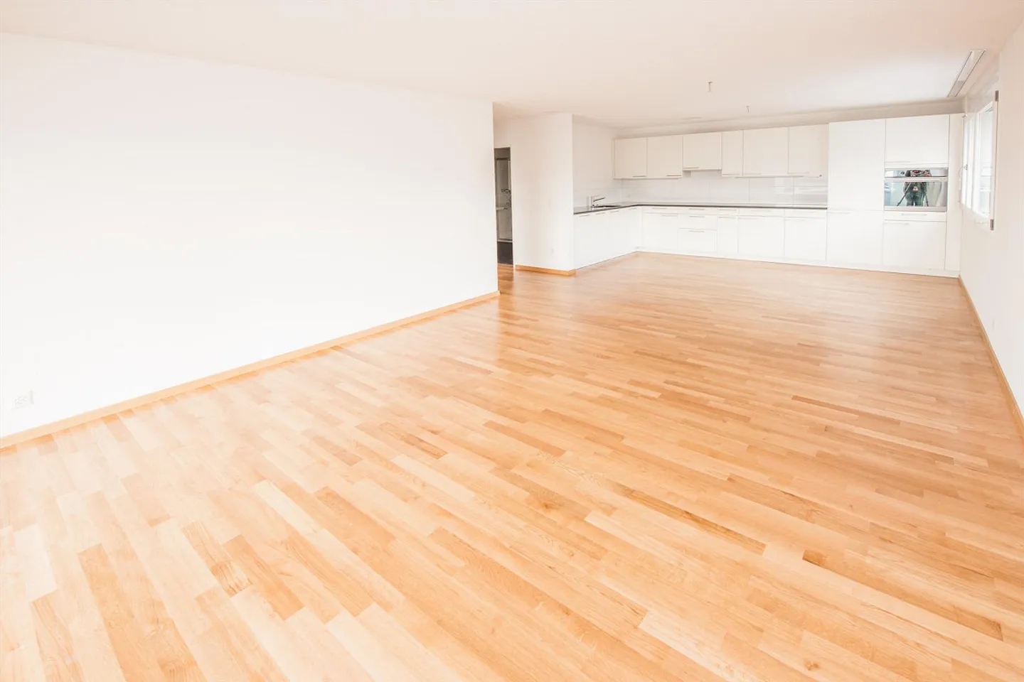 Appartement lumineux de 4,5 pièces avec balcon à Dübendorf - Photo 2 sur 11