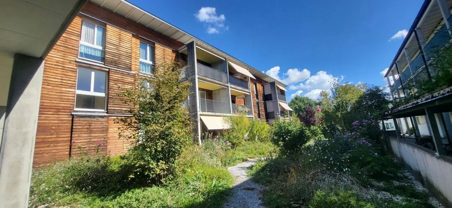 Beautiful 3-room apartment looking for a new resident with a flair for greenery! - Photo 1 of 14