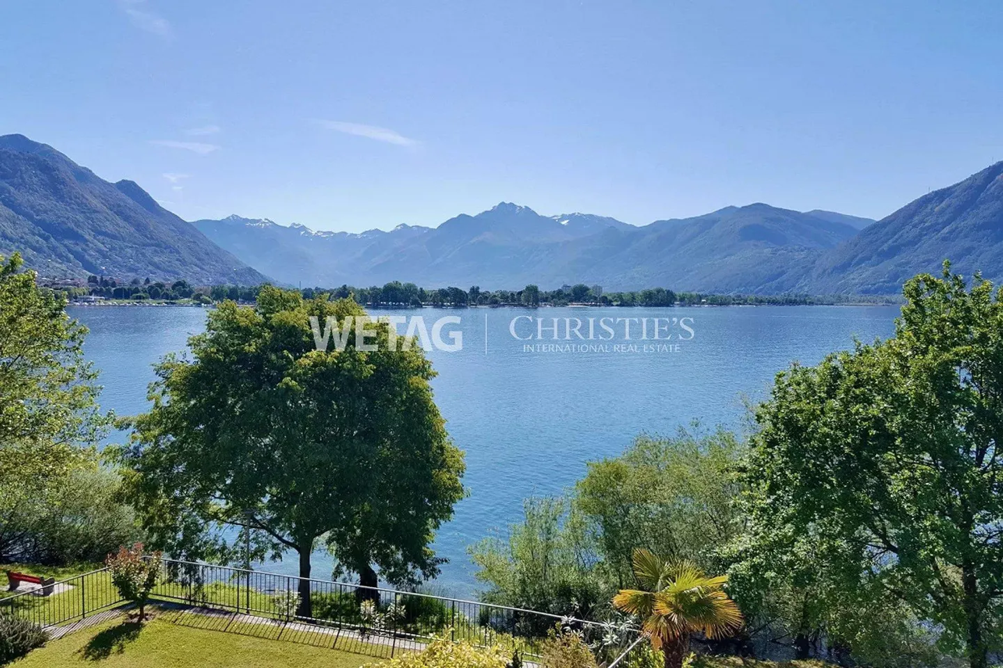 Villa elegante con giardino in posizione esclusiva direttamente sulla passeggiata del lago - Foto 1 di 10
