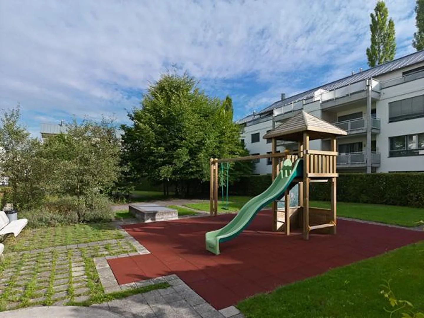 Votre nouveau chez-vous vous attend avec vue sur la verdure ! - Photo 3 sur 13