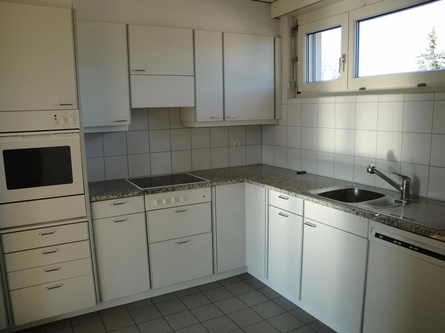 Votre nouveau chez-vous vous attend avec vue sur la verdure ! - Photo 7 sur 13