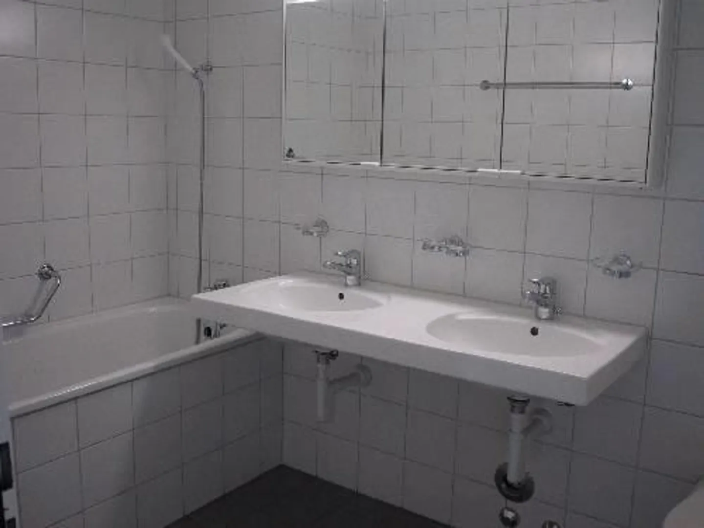 Votre nouveau chez-vous vous attend avec vue sur la verdure ! - Photo 8 sur 13